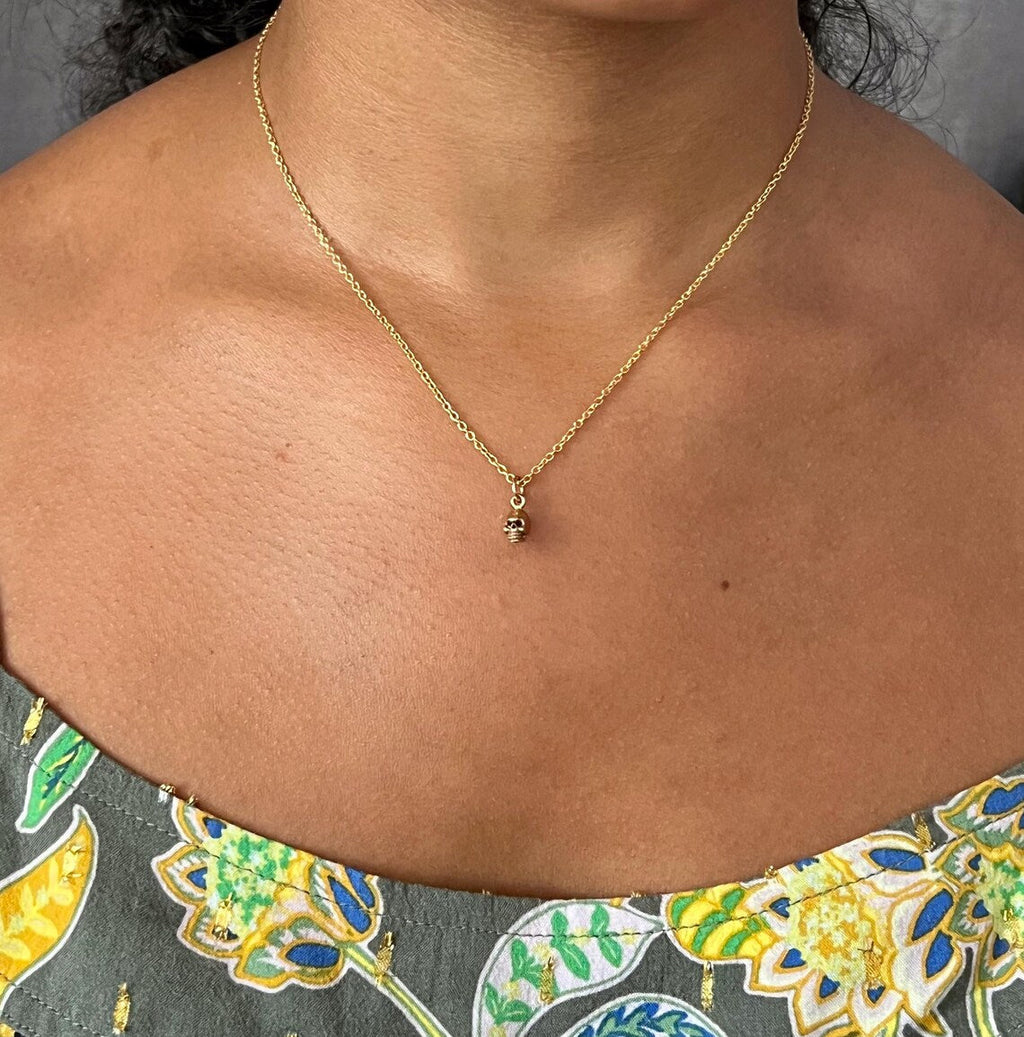 Collier petite tête de mort en or – Plaqué or 14 carats sur chaîne de 40 cm