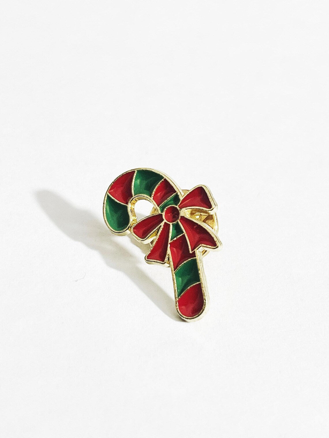Pin Émail Canne à Sucre – Accessoire de Noël du Père Noël