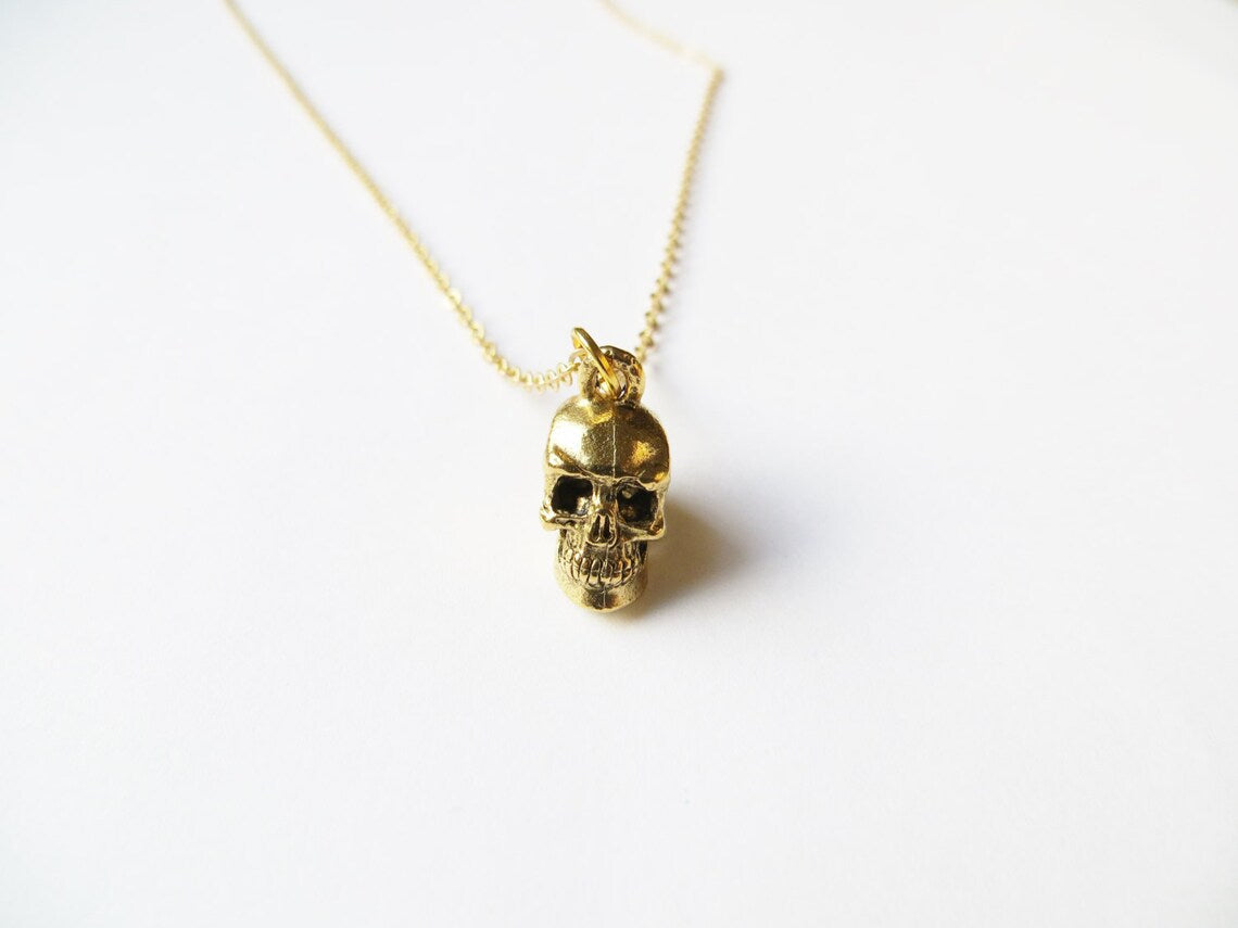Collier petite tête de mort en or – Plaqué or 14 carats sur chaîne de 40 cm