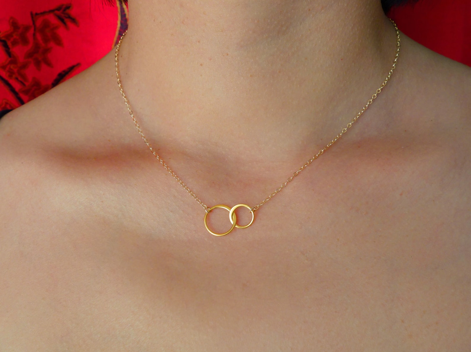 Collier deux cercles entrelacés en or – chaîne de 45 cm