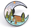 Broche en émail Cabane Croissant de Lune – Broche Aventure Camping en Montagne