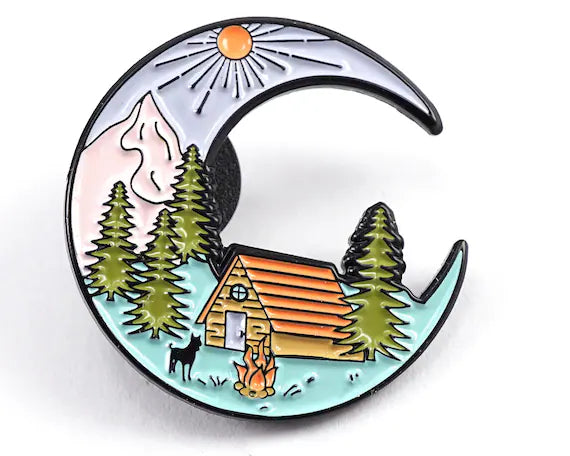 Broche en émail Cabane Croissant de Lune – Broche Aventure Camping en Montagne