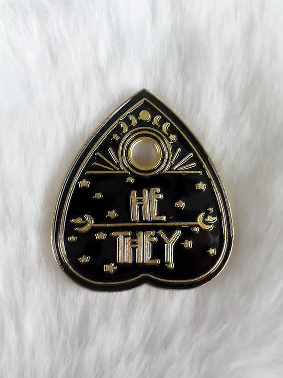 Broche émaillée « Ouija Planchette Pronoun Enamel Pin – He/They » – Broche pronoms spooky