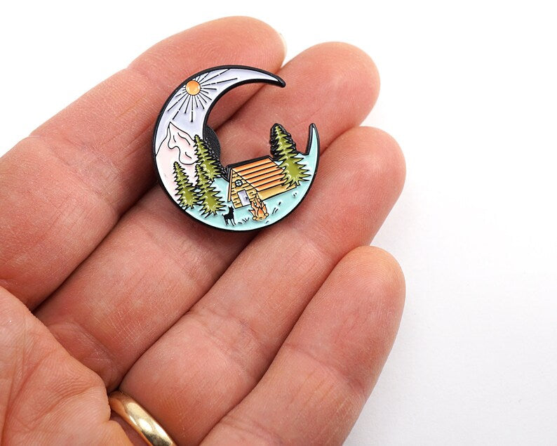 Broche en émail Cabane Croissant de Lune – Broche Aventure Camping en Montagne