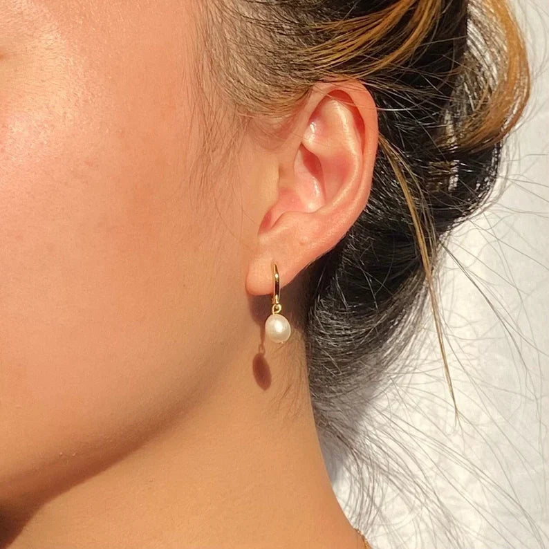 Créoles Huggie dorées avec perles d'eau douce – Créoles en bronze faites main, crochets d'oreilles en argent sterling, 14 mm
