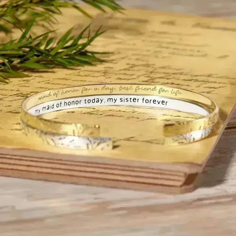 Bracelet de demoiselle d'honneur gravé sur mesure – Manchette personnalisée en argent sterling