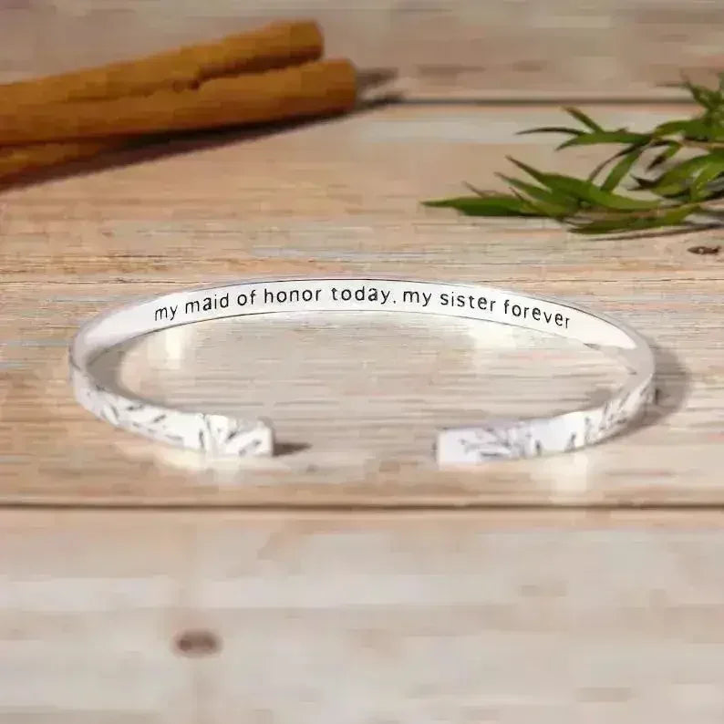 Bracelet de demoiselle d'honneur gravé sur mesure – Manchette personnalisée en argent sterling