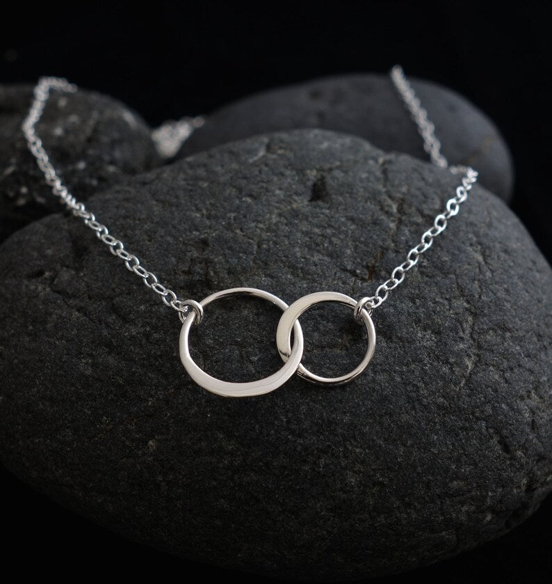 Collier deux cercles entrelacés en or – chaîne de 45 cm