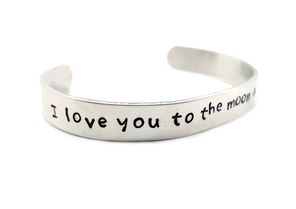 Bracelet jonc en aluminium gravé « I Love You To The Moon And Back »