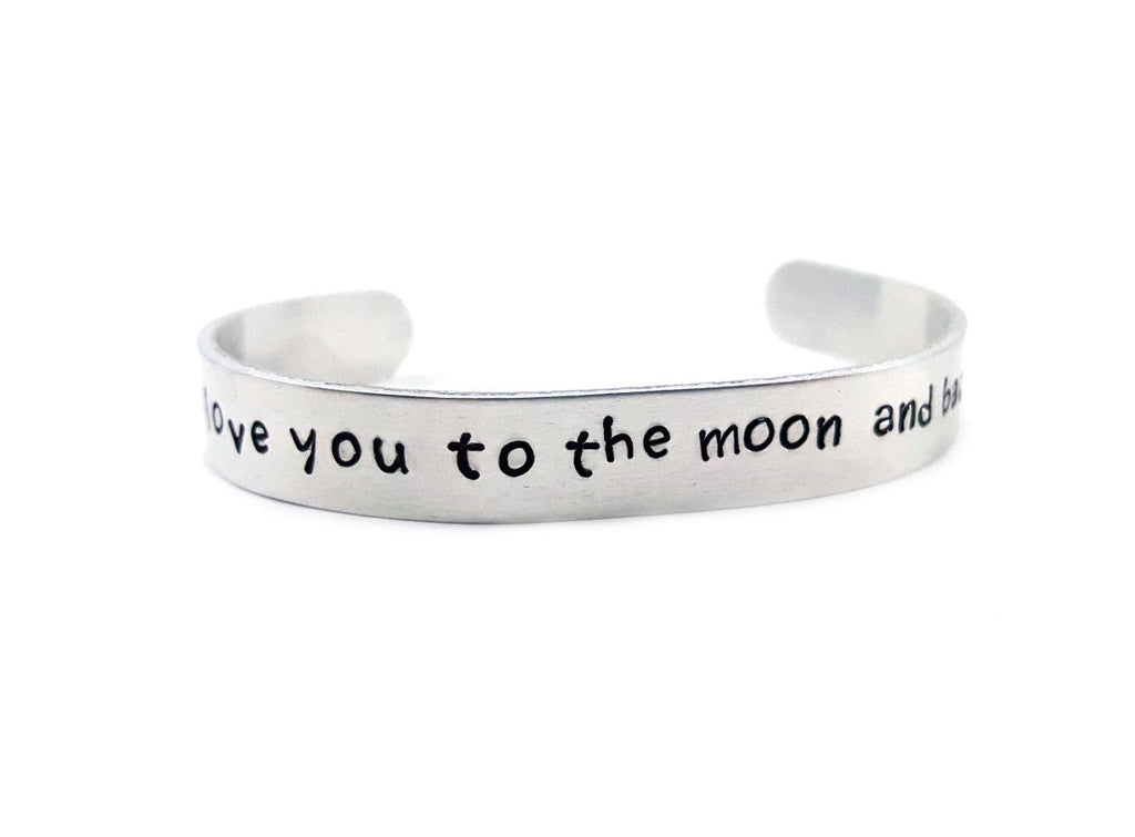 Bracelet jonc en aluminium gravé « I Love You To The Moon And Back »