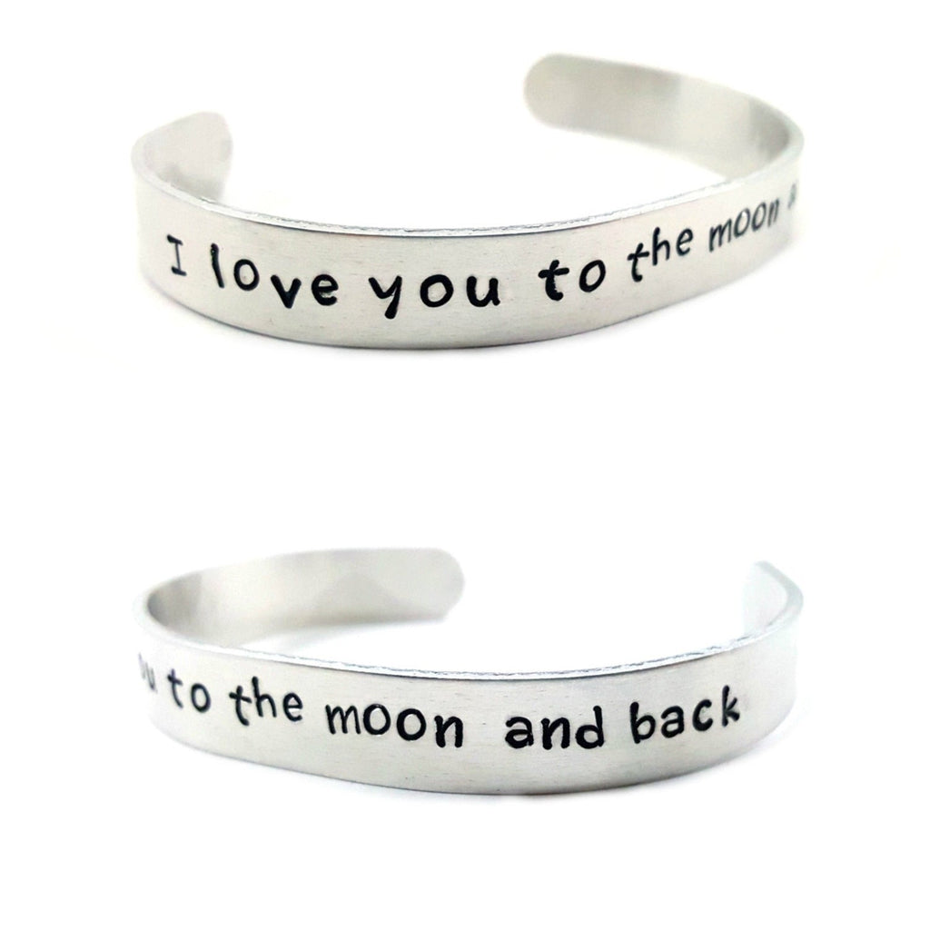 Bracelet jonc en aluminium gravé « I Love You To The Moon And Back »