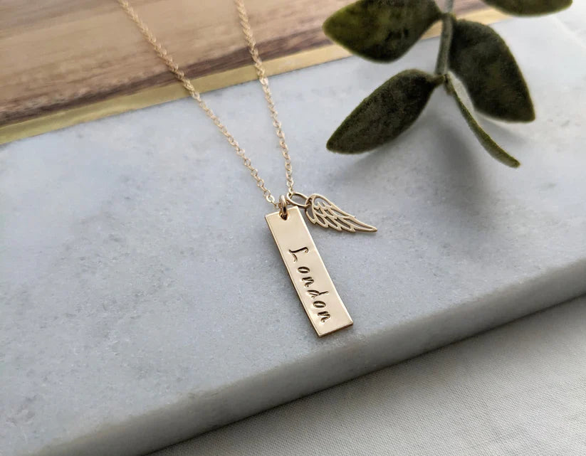 Collier barre commémoratif personnalisé avec aile d'ange