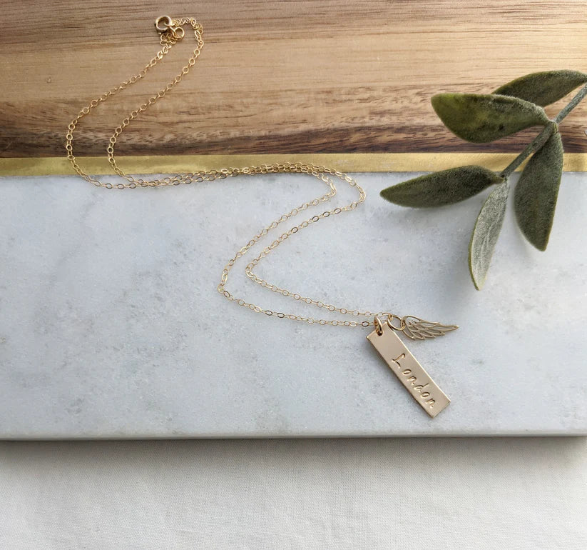 Collier barre commémoratif personnalisé avec aile d'ange