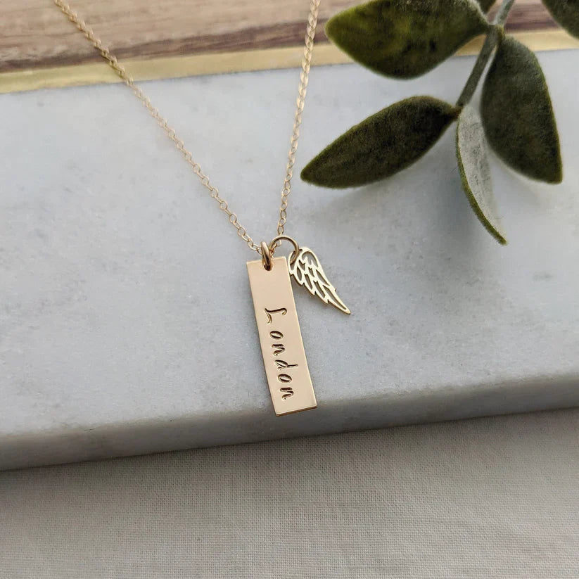 Collier barre commémoratif personnalisé avec aile d'ange