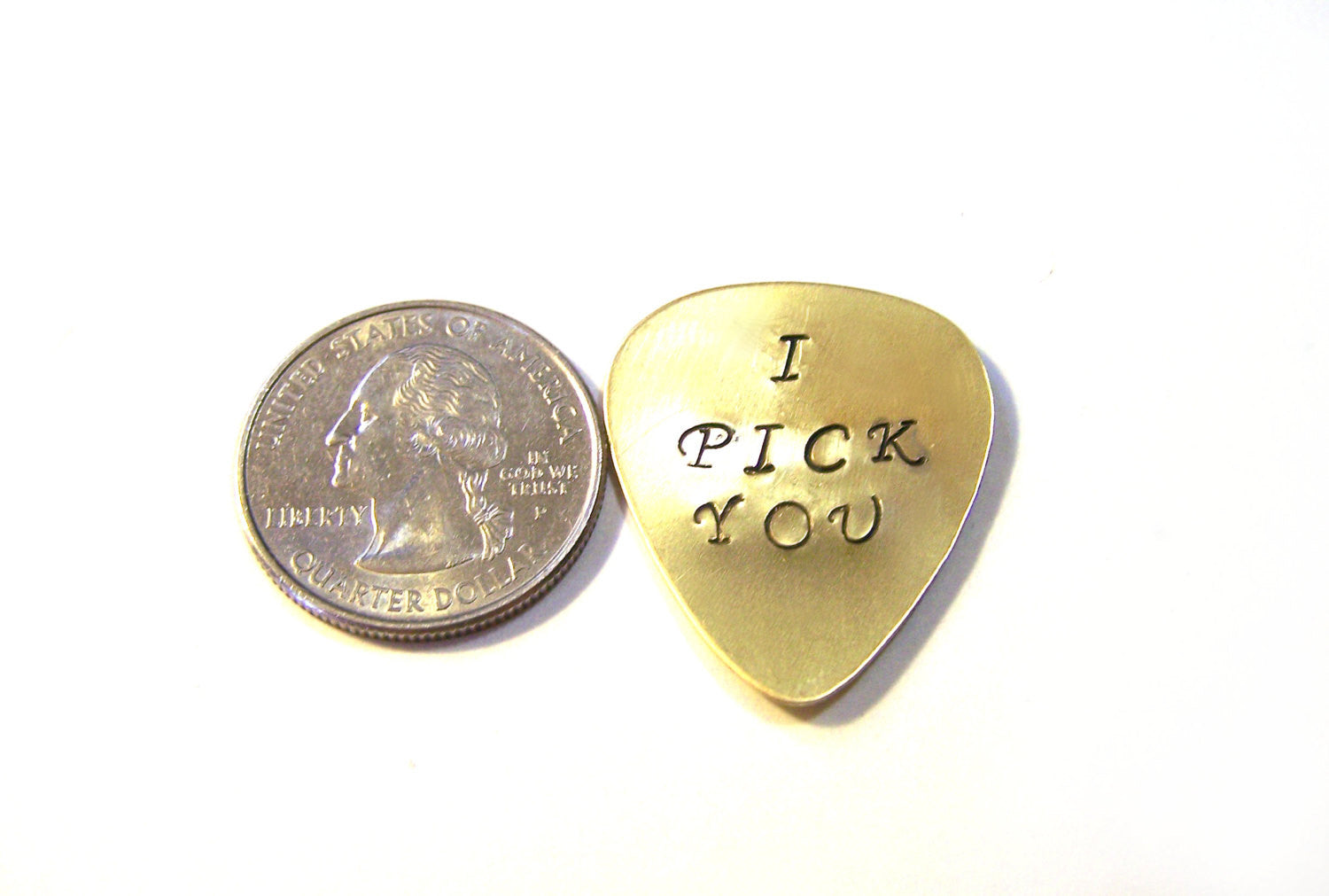 Médiator en laiton gravé à la main "I Pick You" / Cadeau pour lui