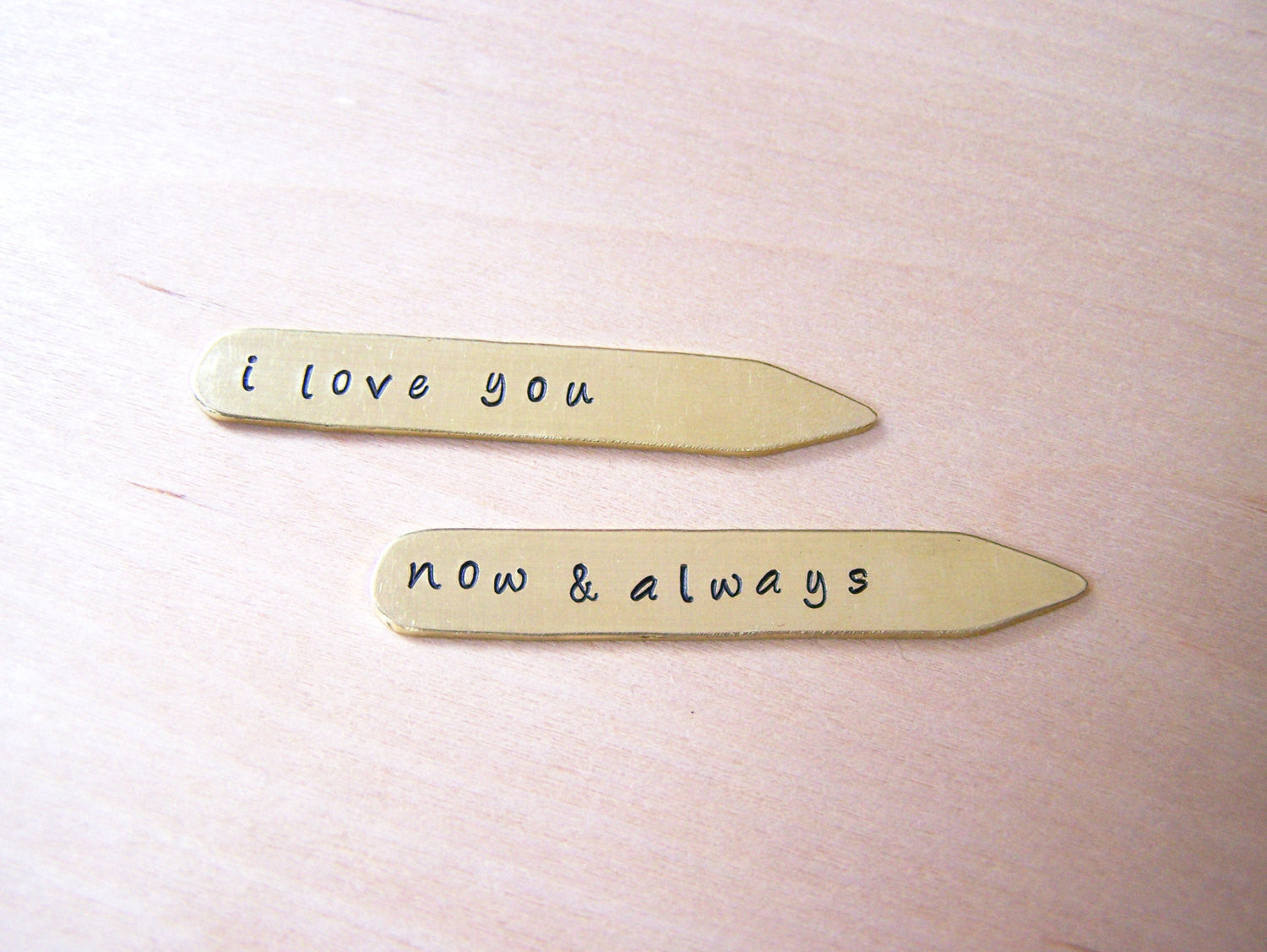 Je t'aime message personnalisé Poinçonnés à la main Restes de col monogrammés en laiton / Cadeau pour lui