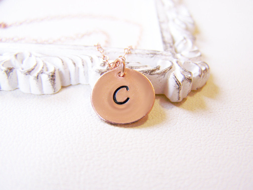 Collier personnalisé monogrammé en or rose 14 carats avec initiale estampillée à la main