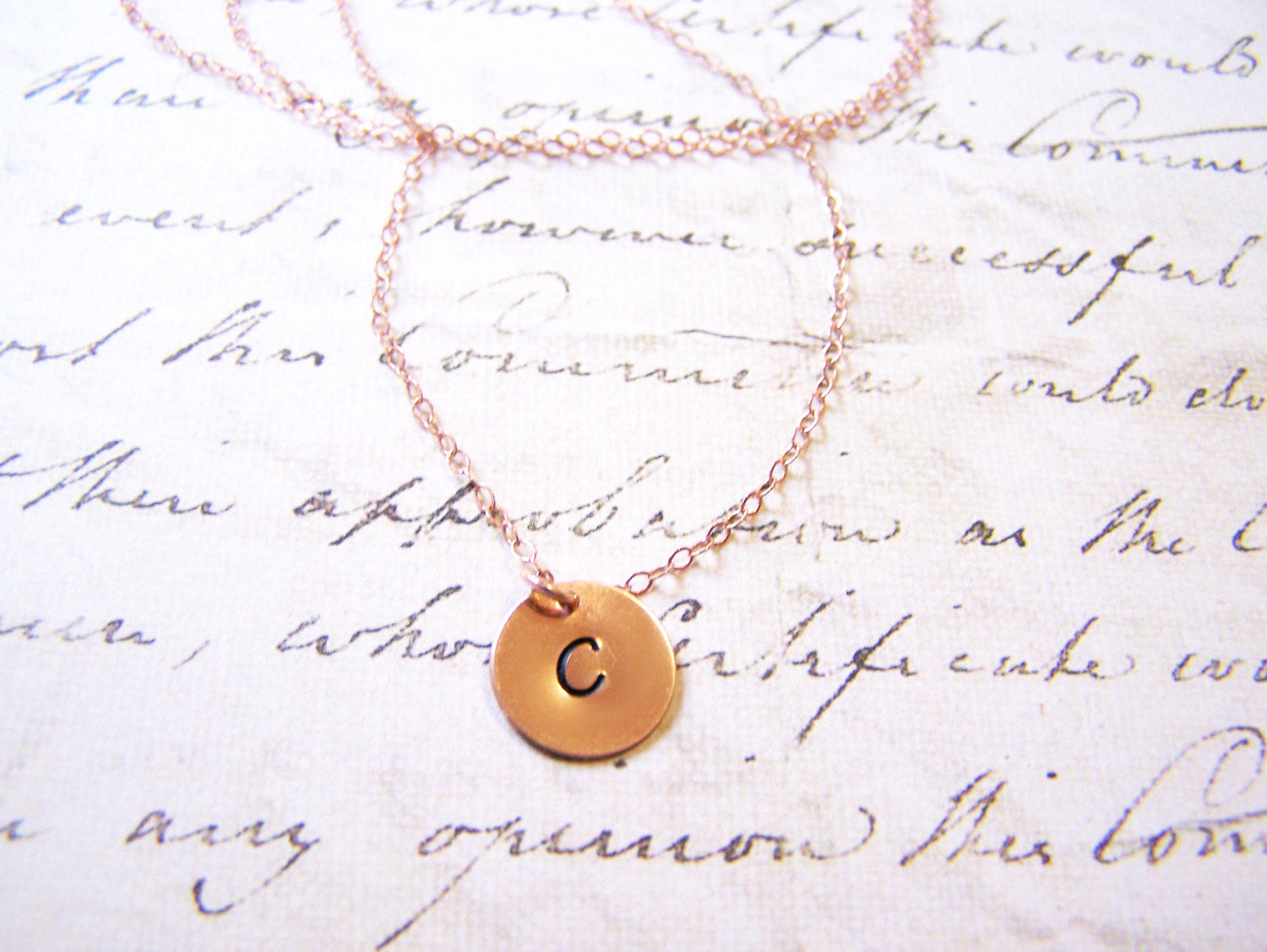 Collier personnalisé monogrammé en or rose 14 carats avec initiale estampillée à la main