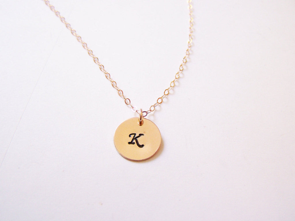 Collier personnalisé monogrammé en or rose 14 carats avec initiale estampillée à la main