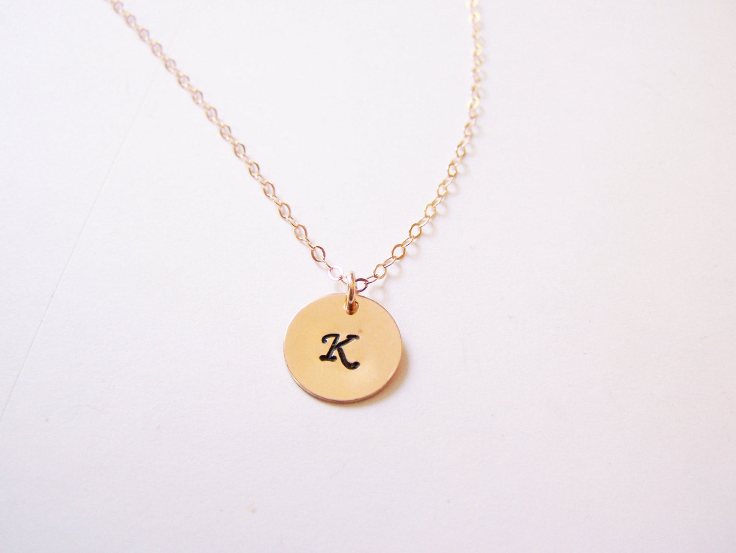 Collier personnalisé monogrammé en or rose 14 carats avec initiale estampillée à la main