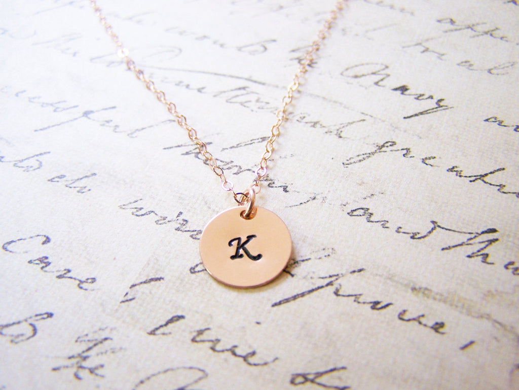 Collier personnalisé monogrammé en or rose 14 carats avec initiale estampillée à la main