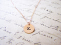 Collier personnalisé monogrammé en or rose 14 carats avec initiale estampillée à la main