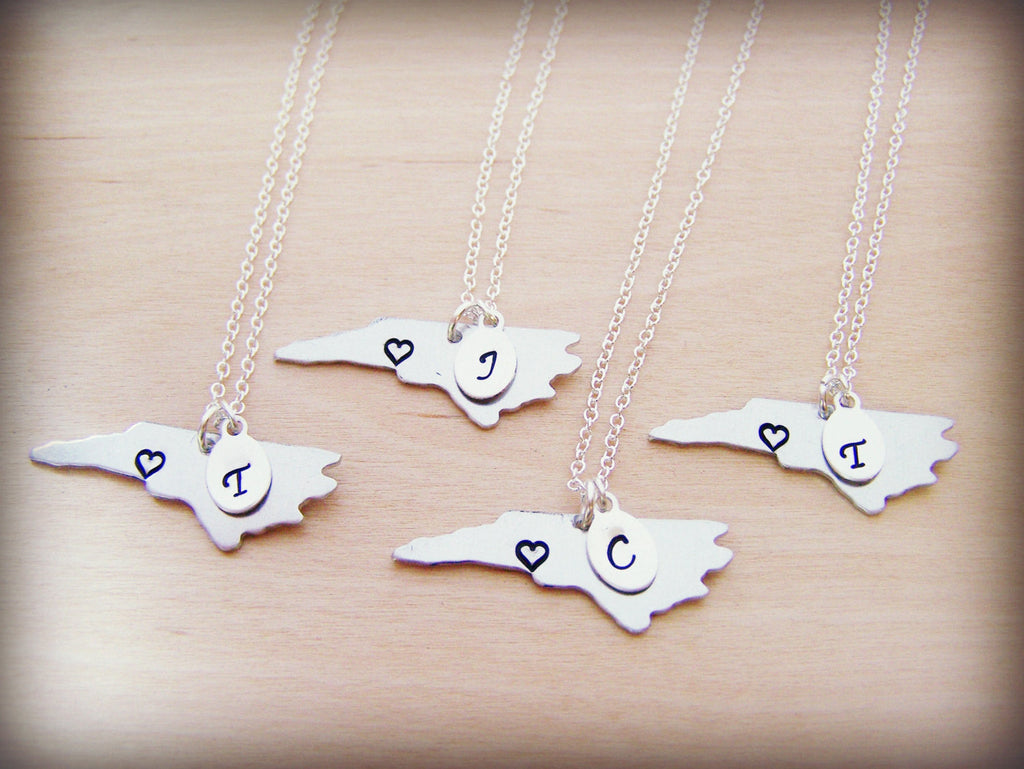 Collier en argent sterling avec initiale en forme de cœur estampillée à la main - Les 50 États sont disponibles