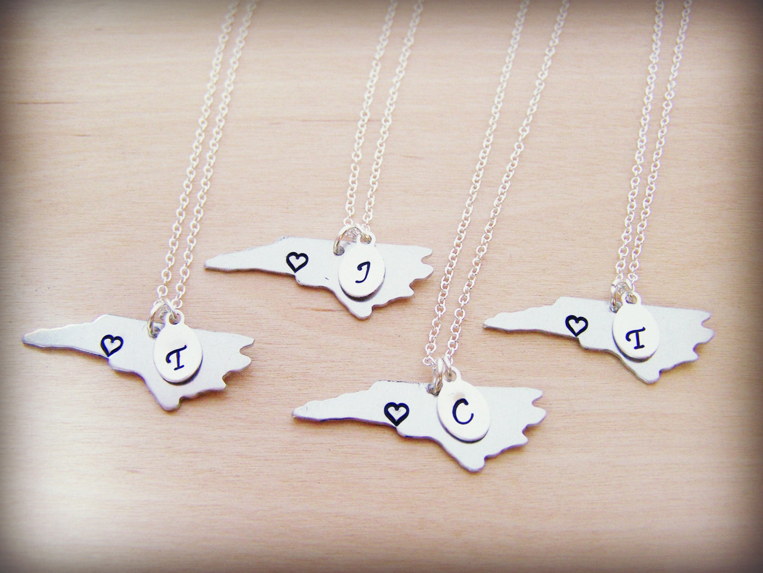Collier en argent sterling avec initiale en forme de cœur estampillée à la main - Les 50 États sont disponibles