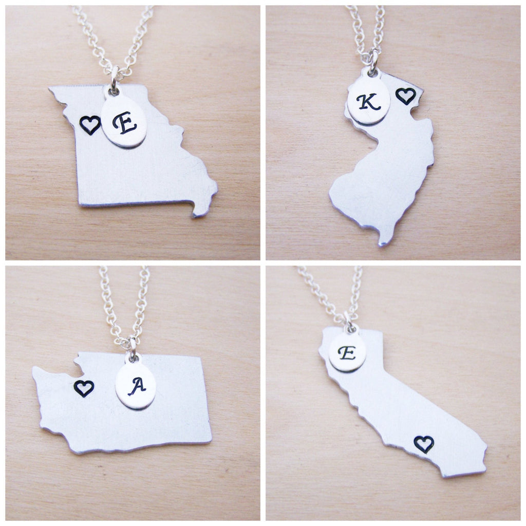 Collier en argent sterling avec initiale en forme de cœur estampillée à la main - Les 50 États sont disponibles