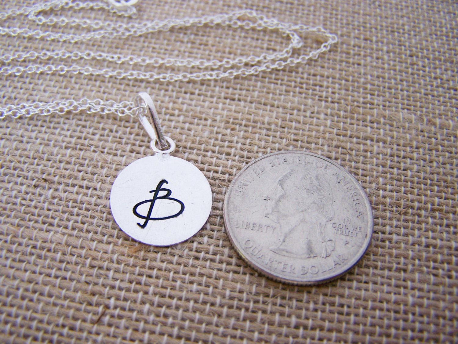 Collier personnalisé en argent sterling avec initiale estampée à la main Silver Script