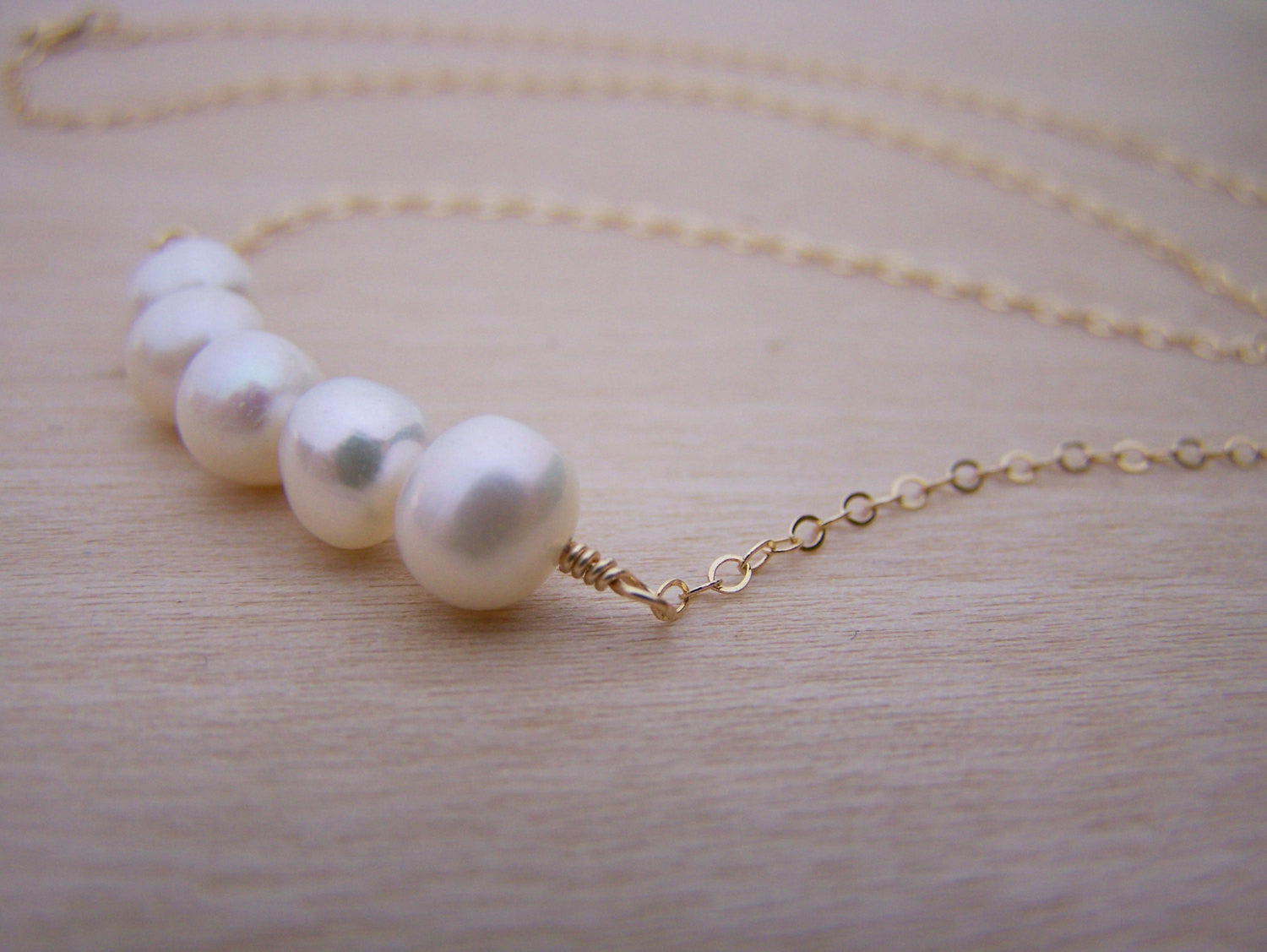 Collier barre de perles d'eau douce, Or laminé 14 carats - Vu dans la publicité de Tough Apparel
