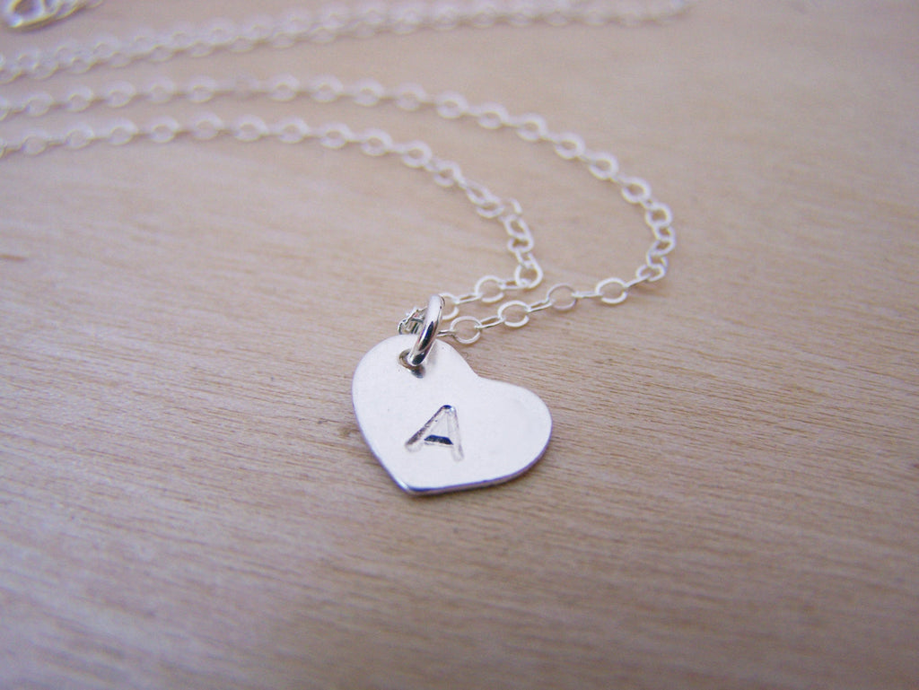 Collier Personnalisé Initiales Gravées Main en Argent Sterling avec Petit Cœur