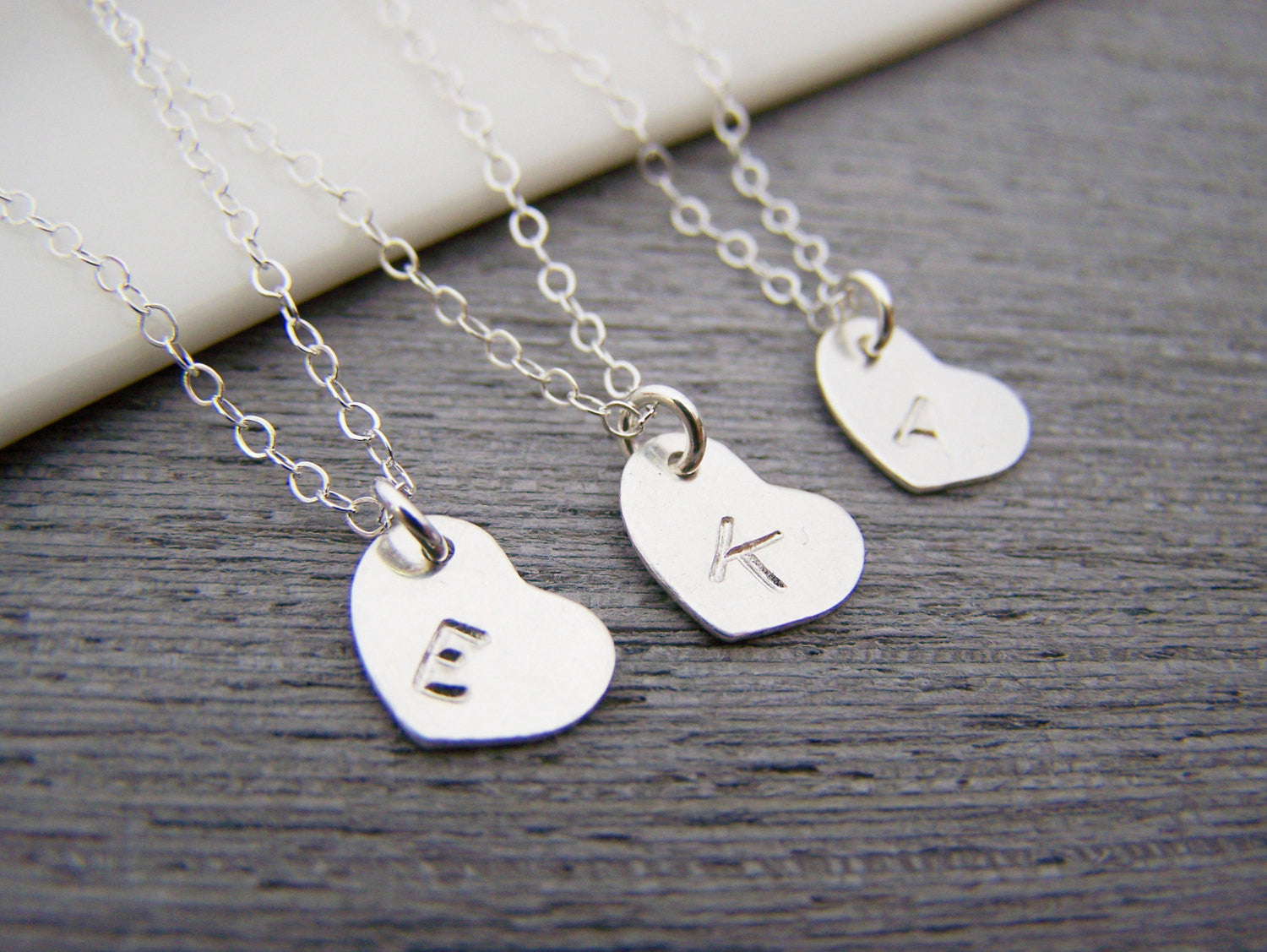 Collier Personnalisé Initiales Gravées Main en Argent Sterling avec Petit Cœur