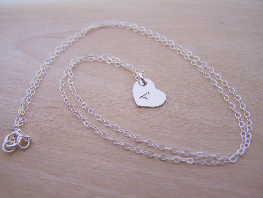 Collier Personnalisé Initiales Gravées Main en Argent Sterling avec Petit Cœur