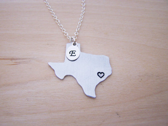 Collier en argent sterling avec initiale en forme de cœur estampillée à la main - Les 50 États sont disponibles