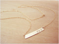 Collier barre horizontale cœur minimaliste avec deux initiales gravées en Gold Filled / Cadeau pour elle