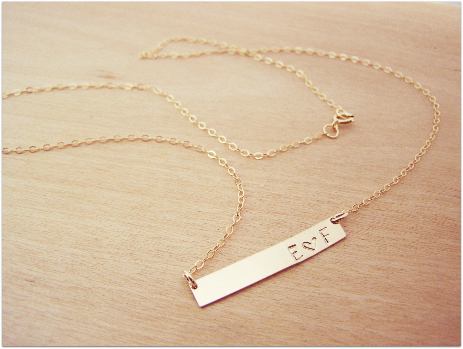 Collier barre horizontale cœur minimaliste avec deux initiales gravées en Gold Filled / Cadeau pour elle