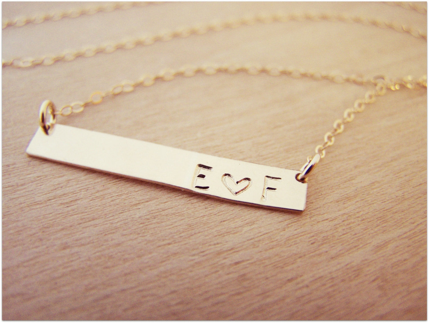 Collier barre horizontale cœur minimaliste avec deux initiales gravées en Gold Filled / Cadeau pour elle