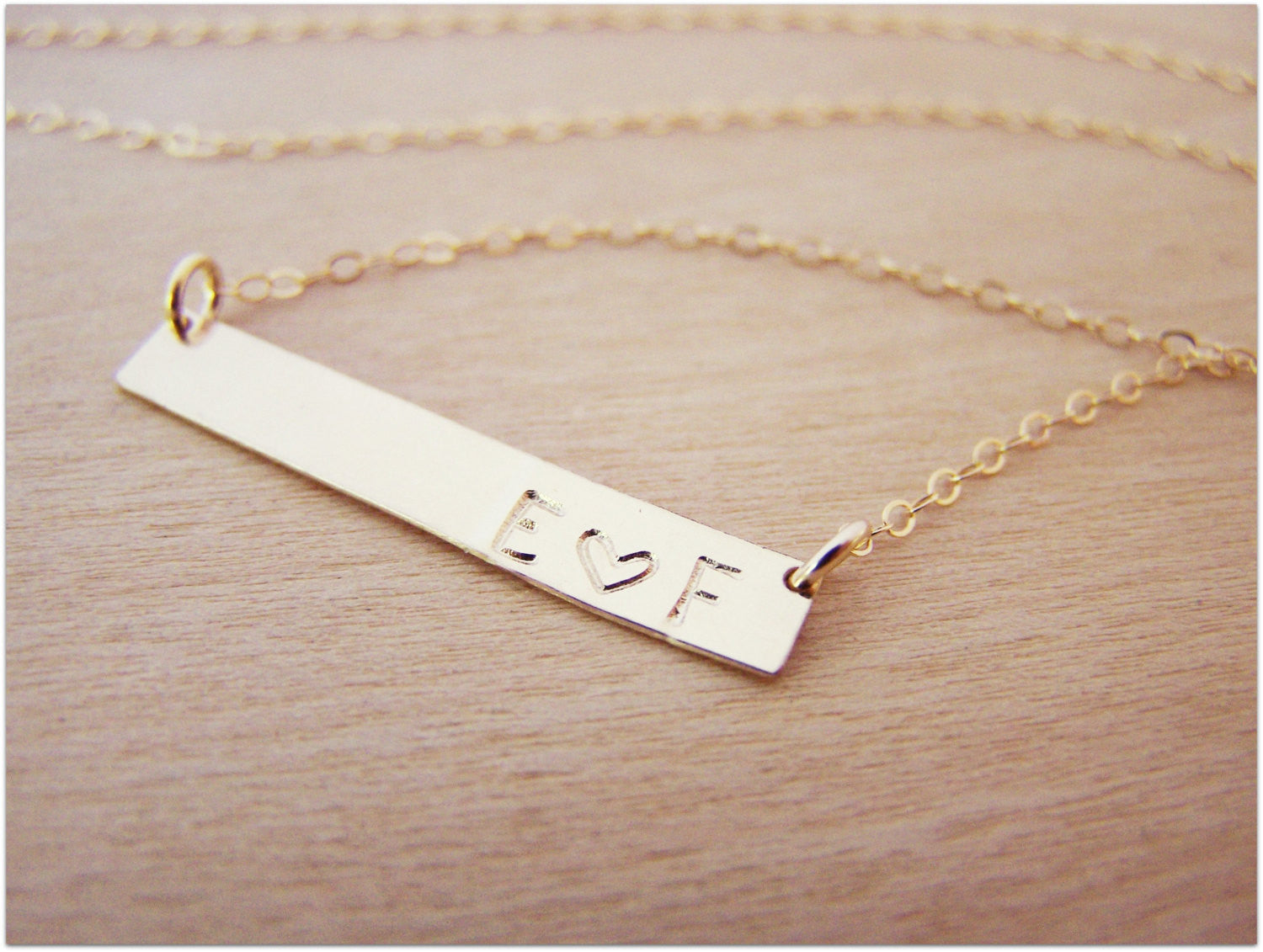 Collier barre horizontale cœur minimaliste avec deux initiales gravées en Gold Filled / Cadeau pour elle