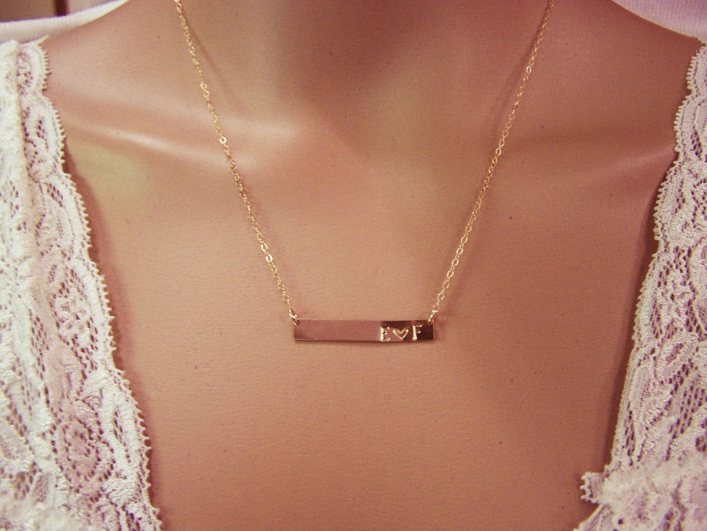 Collier barre horizontale cœur minimaliste avec deux initiales gravées en Gold Filled / Cadeau pour elle
