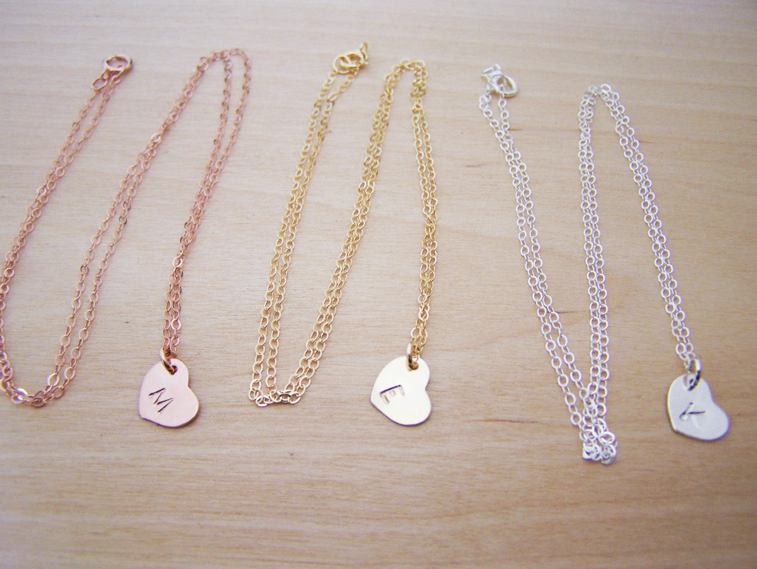 Collier minuscule avec initiale de cœur – Argent sterling ou plaqué or personnalisé