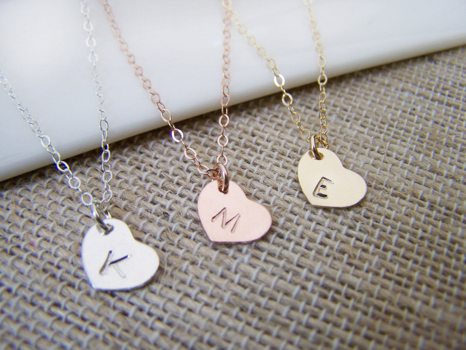Collier minuscule avec initiale de cœur – Argent sterling ou plaqué or personnalisé