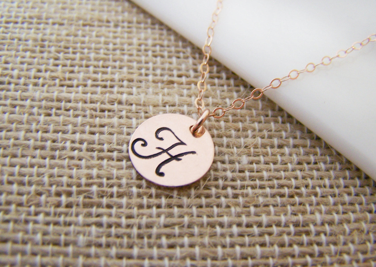 Collier Monogrammé Disque Initial Estampillé Rempli d'Or Rose