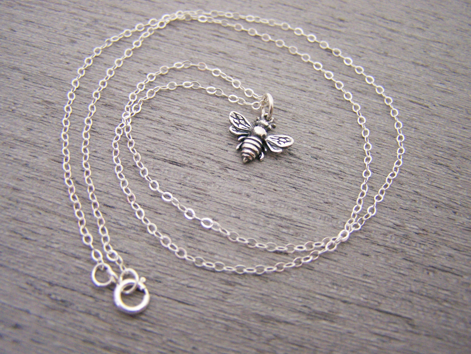 Mini collier abeille en argent sterling – Bijou abeille simple et quotidien