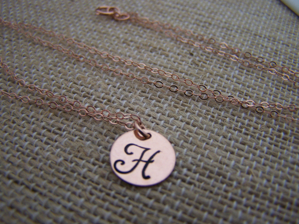 Collier Monogrammé Disque Initial Estampillé Rempli d'Or Rose
