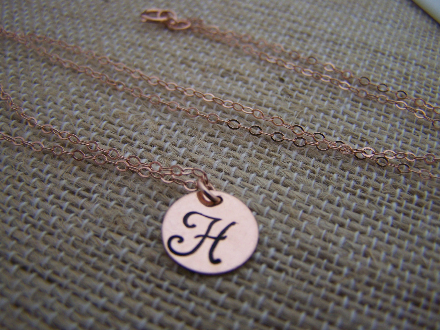 Collier Monogrammé Disque Initial Estampillé Rempli d'Or Rose