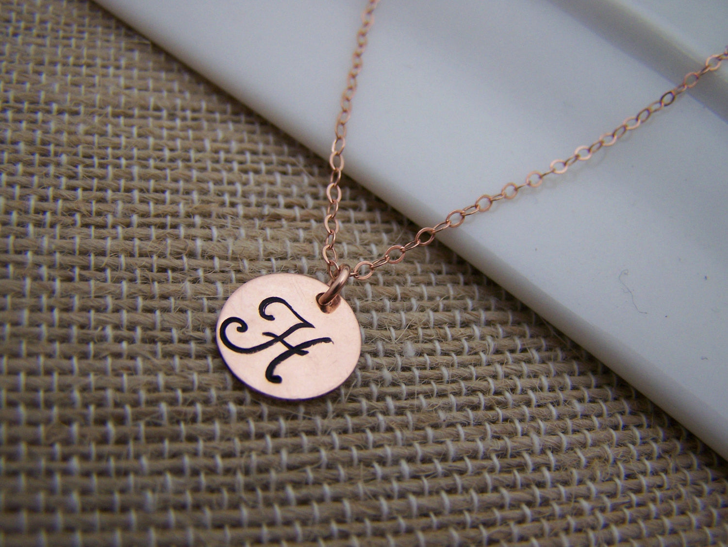 Collier Monogrammé Disque Initial Estampillé Rempli d'Or Rose
