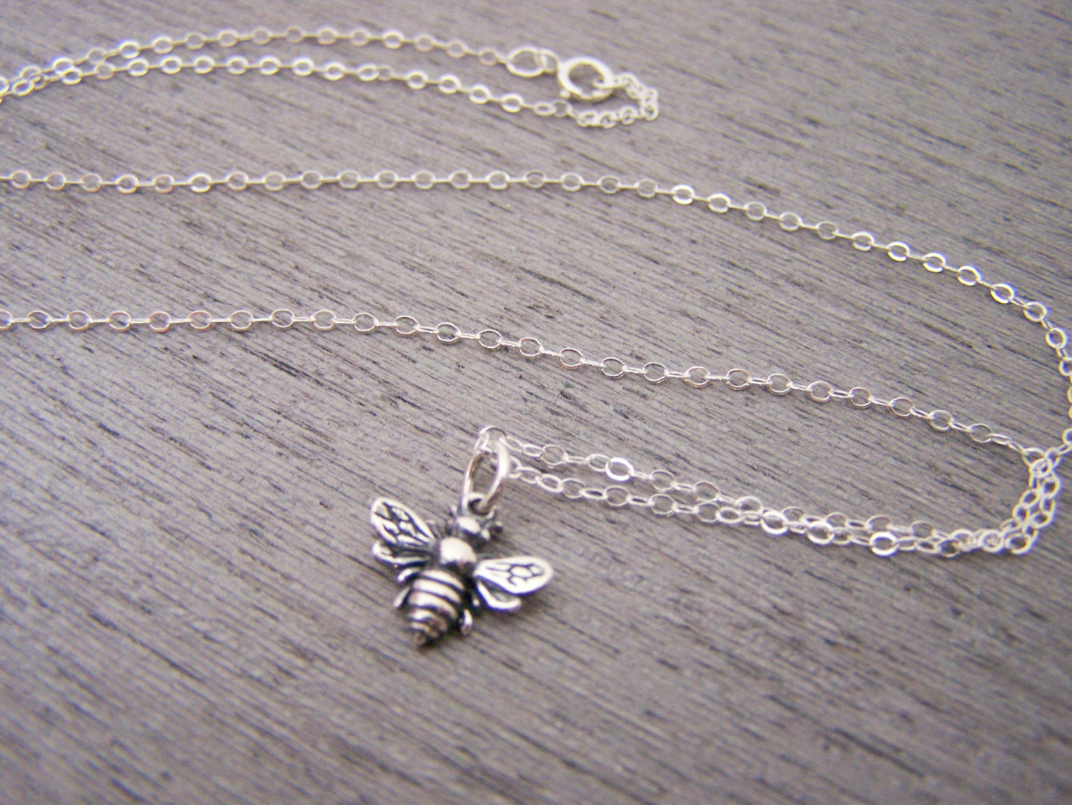 Mini collier abeille en argent sterling – Bijou abeille simple et quotidien