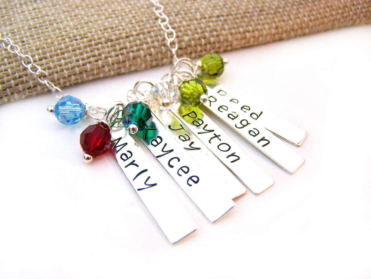 Noms de famille - Collier personnalisé en argent sterling avec barre nominative estampée à la main