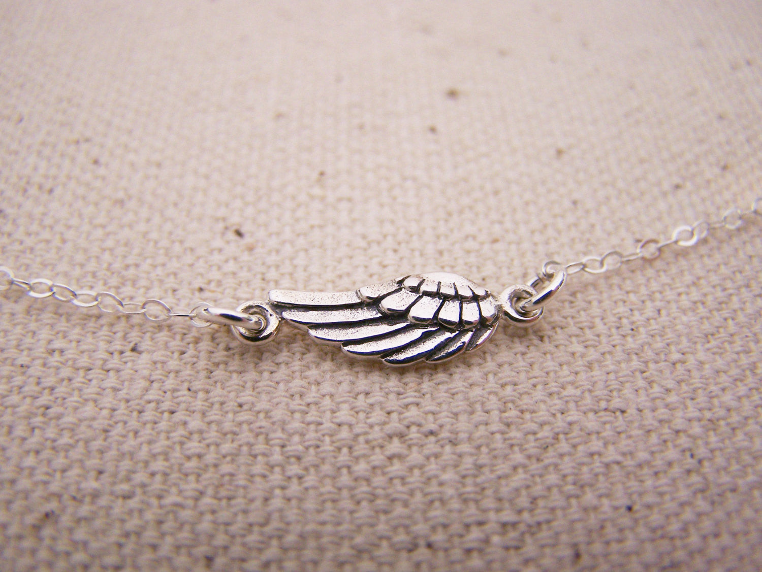 Collier délicat en argent sterling avec aile d'ange – Bijou commémoratif simple et cadeau de souvenir
